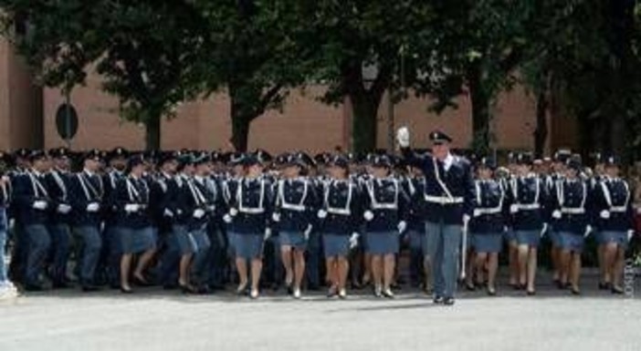 Tatuaggi vietati e gonna obbligatoria nelle cerimonie per poliziotte, Silp Cgil: "E' discriminatorio'' Tatuaggi vietati e gonna obbligatoria nelle cerimonie per poliziotte, Silp Cgil: "E' discriminatorio''