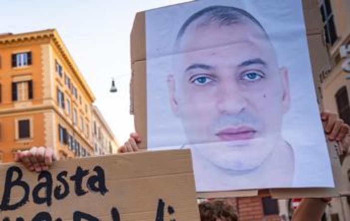 Caso Fakir, le frasi degli agenti registrate dalle bodycam: "E' schiattato", "Ca… me ne frega" Caso Fakir, le frasi degli agenti registrate dalle bodycam: "E' schiattato", "Ca… me ne frega"