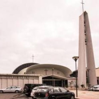 Bomba tra i fiori davanti alla chiesa: il ritrovamento choc durante la festa parrocchiale Bomba tra i fiori davanti alla chiesa: il ritrovamento choc durante la festa parrocchiale
