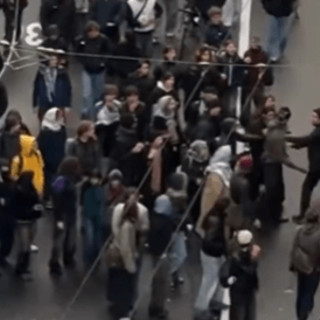 Tensione a Losanna con un automobilista durante la manifestazione dei giovani contro il capitalismo Tensione a Losanna con un automobilista durante la manifestazione dei giovani contro il capitalismo