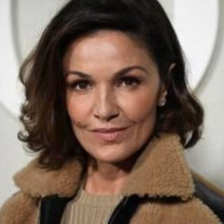 Morta a 57 anni l'attrice Nadia Fares: era stata trovata priva di sensi in piscina a Parigi