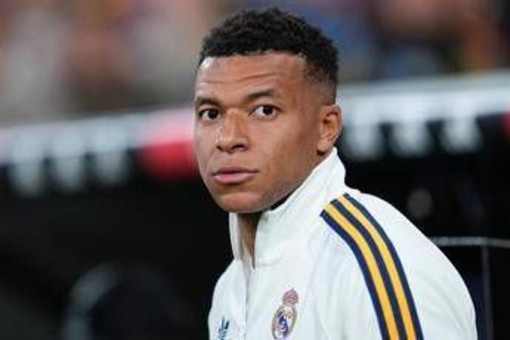 Mbappé, la vacanza in Sardegna fa infuriare i tifosi del Real: "Vattene" Mbappé, la vacanza in Sardegna fa infuriare i tifosi del Real: "Vattene"