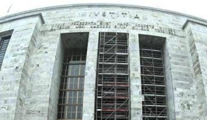 Milano, allarme bomba al Palazzo di giustizia: verifiche in corso Milano, allarme bomba al Palazzo di giustizia: verifiche in corso