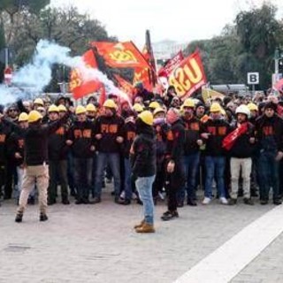 Ex Ilva, terzo giorno di protesta: presidi davanti alla raffineria a Taranto, corteo a Genova Ex Ilva, terzo giorno di protesta: presidi davanti alla raffineria a Taranto, corteo a Genova