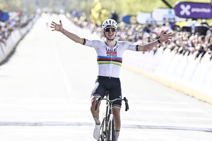 Pogacar vince il Giro delle Fiandre, Van der Poel ed Evenepoel sul podio Pogacar vince il Giro delle Fiandre, Van der Poel ed Evenepoel sul podio