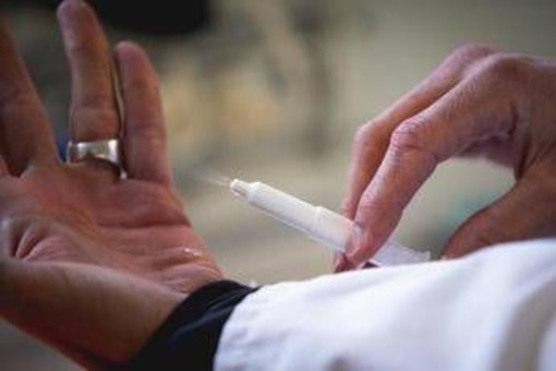 Reazioni allergiche gravi, ora c'è lo spray nasale di adrenalina: quando arriva in Italia Reazioni allergiche gravi, ora c'è lo spray nasale di adrenalina: quando arriva in Italia