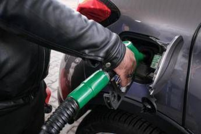 Petrolio, prezzi salgono nuovamente: ma benzina e diesel sono in lieve calo Petrolio, prezzi salgono nuovamente: ma benzina e diesel sono in lieve calo