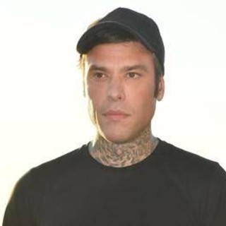 Fedez nei guai, la denuncia di due ragazzi: "Presi a pugni da un suo bodyguard per un selfie" Fedez nei guai, la denuncia di due ragazzi: "Presi a pugni da un suo bodyguard per un selfie"