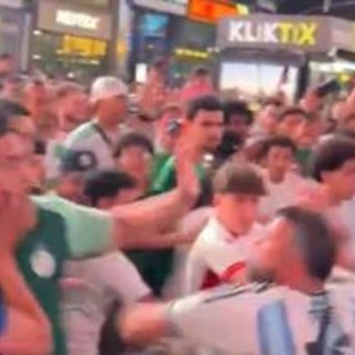 Mondiali, follia a New York: rissa tra tifosi di Argentina e Algeria Mondiali, follia a New York: rissa tra tifosi di Argentina e Algeria