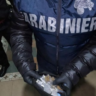 Piazze di spaccio in complesso residenziale nel napoletano, undici arresti