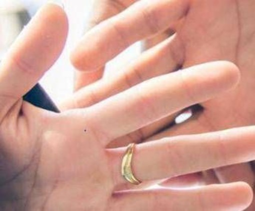 "Mi sposi?", la proposta a sorpresa nell'ufficio di polizia dopo il furto dell'anello "Mi sposi?", la proposta a sorpresa nell'ufficio di polizia dopo il furto dell'anello