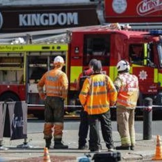Londra, incendio in supermercato Kosher: 100 pompieri in campo