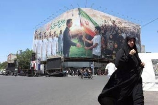 Iran, Teheran risponde ai raid Usa: missili contro Kuwait e Bahrain Iran, Teheran risponde ai raid Usa: missili contro Kuwait e Bahrain
