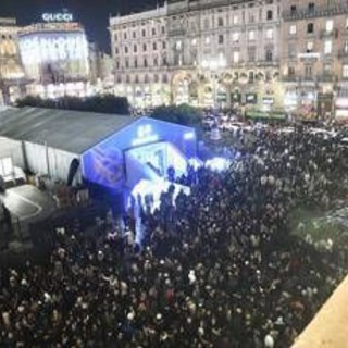 Milano, Duomo in tilt per l'Albero di Natale: folla, code e proteste: "Situazione fuori controllo" Milano, Duomo in tilt per l'Albero di Natale: folla, code e proteste: "Situazione fuori controllo"