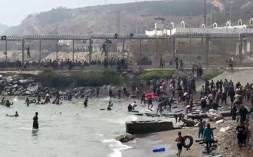 Emergenza migranti a Ceuta, almeno 18 morti mentre attraversano a nuoto il confine Emergenza migranti a Ceuta, almeno 18 morti mentre attraversano a nuoto il confine