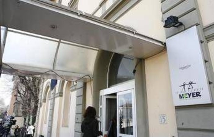 Incidente a Prato, bambina di 5 anni travolta da un'auto: è grave Incidente a Prato, bambina di 5 anni travolta da un'auto: è grave