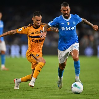 Il Napoli fatica ma batte il Pisa e resta solo in testa