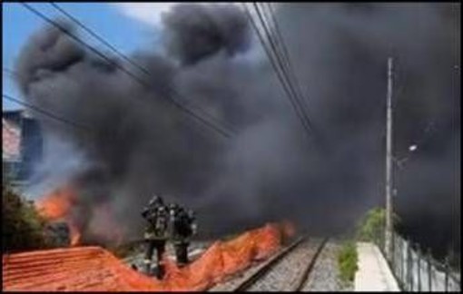 Incendio a Pompei vicino ai binari, stop alla Circumvesuviana Incendio a Pompei vicino ai binari, stop alla Circumvesuviana