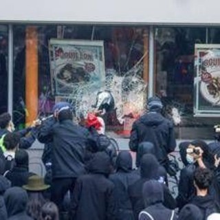 Francia, 855 fermi dopo disordini. Allarme da Parigi: "Non abbiamo risorse per contrastare i saccheggi" Francia, 855 fermi dopo disordini. Allarme da Parigi: "Non abbiamo risorse per contrastare i saccheggi"