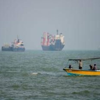 Iran, Pasdaran: "Tre petroliere contro mine nello Stretto di Hormuz, una è esplosa"