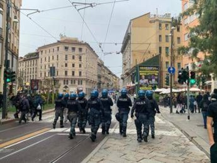 Mattarella: "Ovunque violenze inaccettabili, piena solidarietà alle forze dell'ordine"