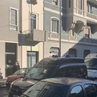 Milano, uomo trovato morto in un appartamento: ferite alla testa, ipotesi omicidio