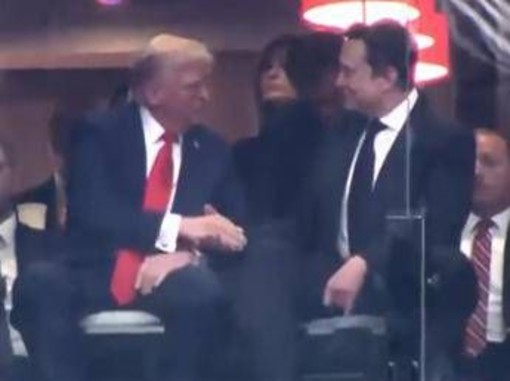 Trump-Musk, stretta di mano alla cerimonia per Charlie Kirk Trump-Musk, stretta di mano alla cerimonia per Charlie Kirk