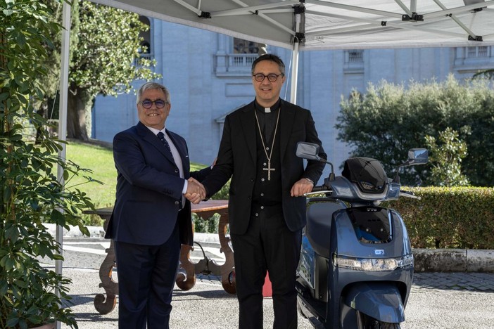 Due scooter elettrici TVS iQube S a Governatorato di Stato di Città del Vaticano