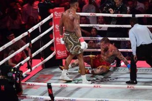 Jake Paul, stavolta lo show finisce male: Joshua domina e vince per k.o. Jake Paul, stavolta lo show finisce male: Joshua domina e vince per k.o.