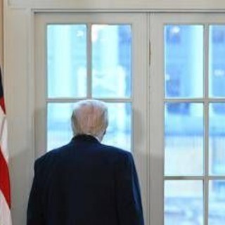 Iran, Trump rallenta: attacco congelato ma opzione militare resta