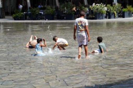 Caldo record, fino a domani 25 città da bollino rosso: quando arriva la svolta Caldo record, fino a domani 25 città da bollino rosso: quando arriva la svolta