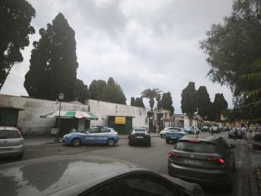 Napoli, spara e ferisce l'ex moglie al cimitero: 71enne arrestato