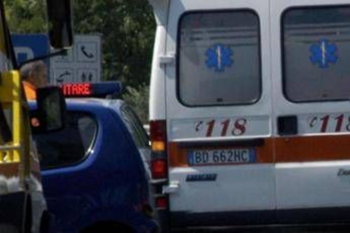 Scende dall'auto in panne sull'autostrada e viene travolto e ucciso Scende dall'auto in panne sull'autostrada e viene travolto e ucciso