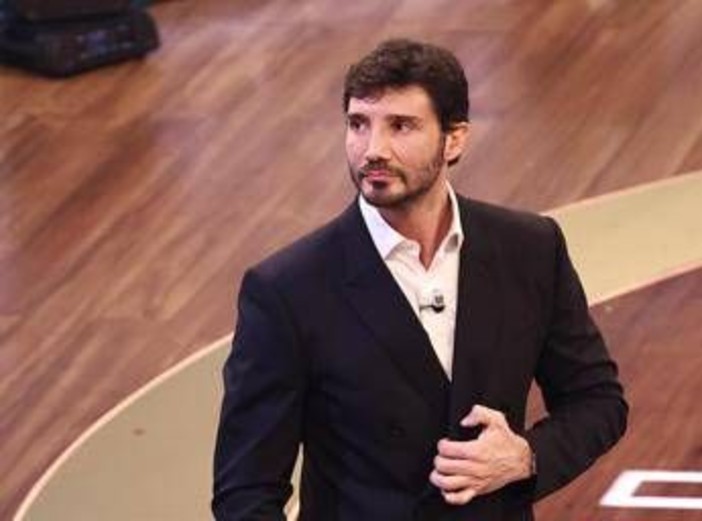 Sanremo, il passaggio di testimone per il 2027: l'investitura di Conti a De Martino oggi in diretta Sanremo, il passaggio di testimone per il 2027: l'investitura di Conti a De Martino oggi in diretta