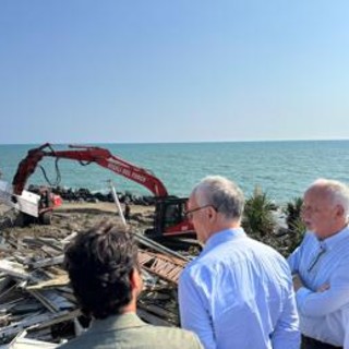 Ostia, via alla demolizione dello stabilimento dei vip. Gualtieri: "Il mare di Roma cambia volto" Ostia, via alla demolizione dello stabilimento dei vip. Gualtieri: "Il mare di Roma cambia volto"