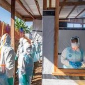 Ebola, oltre 4mila casi in Congo: i morti sono 1.800 Ebola, oltre 4mila casi in Congo: i morti sono 1.800