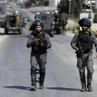 Tre attivisti italiani feriti da coloni in Cisgiordania. Netanyahu chiede la grazia a Herzog