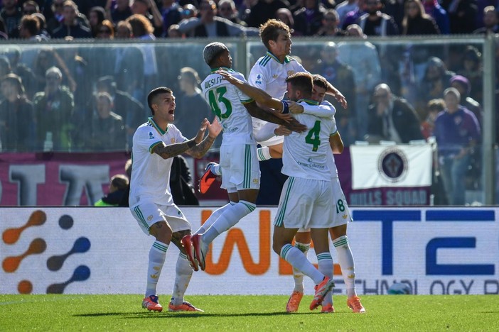 La Roma vince anche a Firenze e resta in vetta