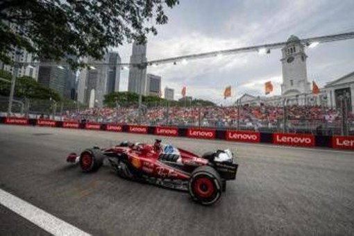 Ferrari, che confusione a Singapore: Leclerc 'spinge' Norris a muro in pit lane Ferrari, che confusione a Singapore: Leclerc 'spinge' Norris a muro in pit lane