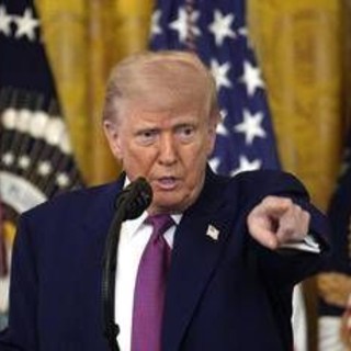 Iran, Trump chiede una coalizione: "Altri paesi mandino navi per aprire lo Stretto di Hormuz" Iran, Trump chiede una coalizione: "Altri paesi mandino navi per aprire lo Stretto di Hormuz"