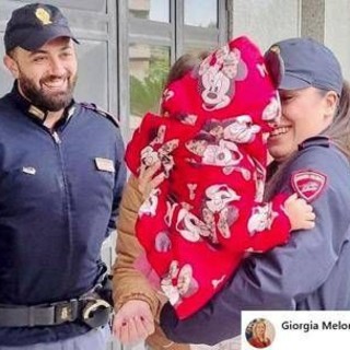 Poliziotti scortano papà che porta figlia in ospedale. Meloni: "Eroi!" Poliziotti scortano papà che porta figlia in ospedale. Meloni: "Eroi!"