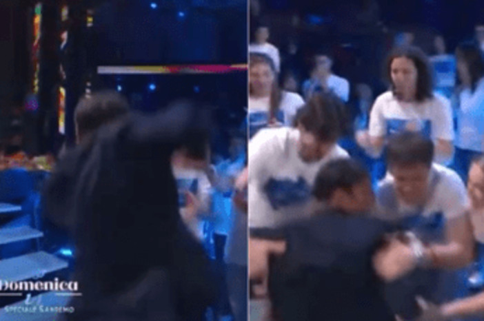 Sal Da Vinci canta a Domenica In, raggiunge la platea e... cade Sal Da Vinci canta a Domenica In, raggiunge la platea e... cade