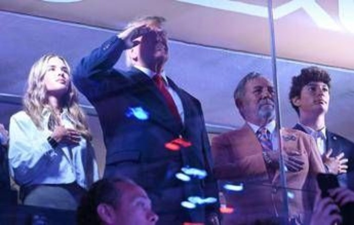 Pioggia di fischi per Trump alla finale Nba, ma il tycoon nega: "Erano applausi"