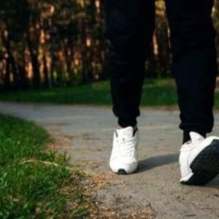 Natale e Capodanno, camminare 2 minuti dopo i pasti aiuta (non solo) il cuore