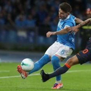 Seconda ammonizione per Gilmour, anzi no: il 'giallo' in Napoli-Inter Seconda ammonizione per Gilmour, anzi no: il 'giallo' in Napoli-Inter
