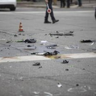 Scontro tra auto e moto a Milano nella notte, morto un 21enne