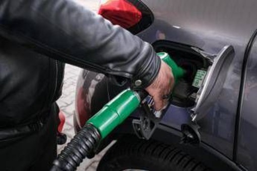 Petrolio, prezzi salgono nuovamente: ma benzina e diesel sono in lieve calo