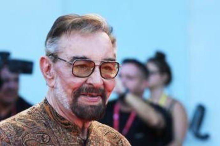 Sanremo 2026, Kabir Bedi chi è: 50 anni di Sandokan (con Can Yaman) Sanremo 2026, Kabir Bedi chi è: 50 anni di Sandokan (con Can Yaman)