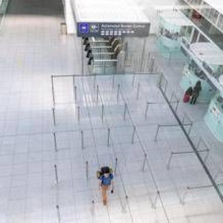 Nuovo allarme droni e disagi all'aeroporto di Monaco, poi riprendono i voli Nuovo allarme droni e disagi all'aeroporto di Monaco, poi riprendono i voli