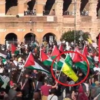 Corteo pro Pal a Roma, spuntano le bandiere di Hamas e Hezbollah Corteo pro Pal a Roma, spuntano le bandiere di Hamas e Hezbollah